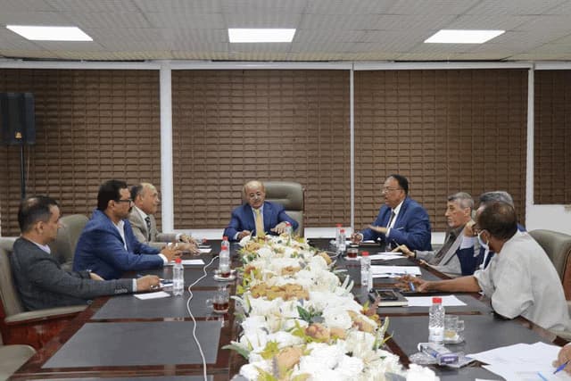 البنك المركزي يقرر الإبقاء على سعر الصرف السابق 425 ريالا للشراء و428 للبيع