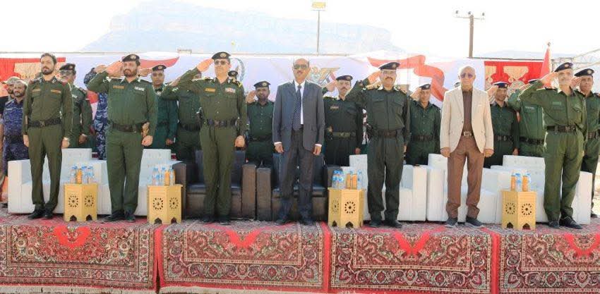 عنوان: دمج قوات النخبة الحضرمية في الأجهزة الأمنية بوادي وصحراء حضرموت بعد إنهاء إدارة المجلس الانتقالي  نص الخبر: شهد وادي وصحراء حضرموت تدشين عملية دمج قوات النخبة الحضرمية ضمن الأجهزة الأمنية، وذلك عقب إنهاء الإدارة السابقة التي كان يتولاها المجلس الانتقالي الجنوبي (المعلن حلّه).  وتأتي هذه الخطوة في إطار إعادة تنظيم العمل الأمني وتوحيد الجهود تحت مظلة مؤسسات الدولة، بما يعزز من الاستقرار ويرفع من مستوى التنسيق بين مختلف الوحدات الأمنية في المنطقة.  وأكدت مصادر محلية أن عملية الدمج تهدف إلى تحسين الأداء الأمني، وتوسيع نطاق الانتشار، بما يسهم في ترسيخ الأمن والاستقرار في وادي وصحراء حضرموت.