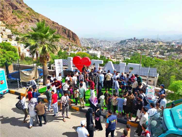 جدل في تعز بعد افتتاح مجسم I Love Taiz..لماذا؟