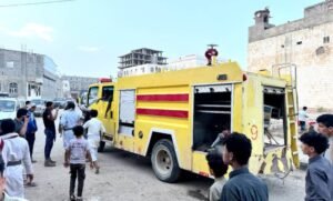 الدفاع-المدني-بشرطة-مأرب-يخمد-حريقا-اندلع-في-أحد-منازل-النازحين-780x470