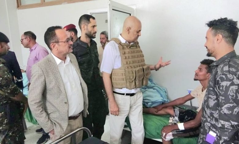 محافظ-تعز-يطلع-على-أوضاع-الجرحى-ويشيد-بتضحياتهم-في-مواجهة-مليشيا-الحوثي-780x470